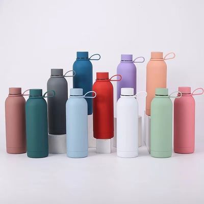 화려한 디자인과 스테인리스 스틸 재료로 준비 된 단열 물병