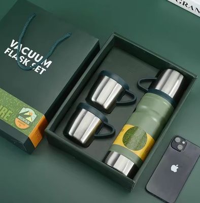 밝은 회색 비즈니스 사용자 지정 선물 세트 680ml 단열 물병 이중 벽 304 스테인리스 스틸 테르모스 진공병 2잔