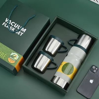 밝은 회색 비즈니스 사용자 지정 선물 세트 680ml 단열 물병 이중 벽 304 스테인리스 스틸 테르모스 진공병 2잔