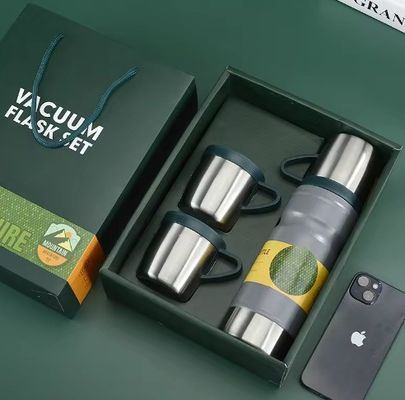 밝은 회색 비즈니스 사용자 지정 선물 세트 680ml 단열 물병 이중 벽 304 스테인리스 스틸 테르모스 진공병 2잔