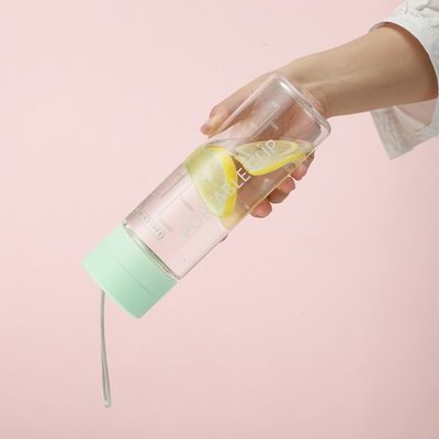 투어 재사용 가능한 파스틱 600ml 800ml 물병 야외 활동용 시간 표시기와 함께