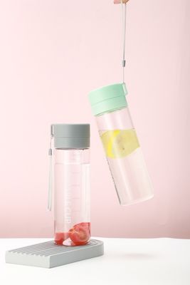 투어 재사용 가능한 파스틱 600ml 800ml 물병 야외 활동용 시간 표시기와 함께