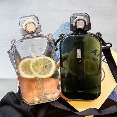야외 운동과 피트니스에 필수적인 짚과 함께 플라스틱 750ml 물병
