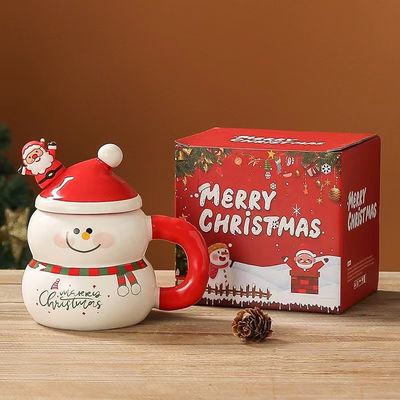 우리의 400ml 세라믹 산타 머그와 스푼 세트와 함께 크리스마스 마법을 경험