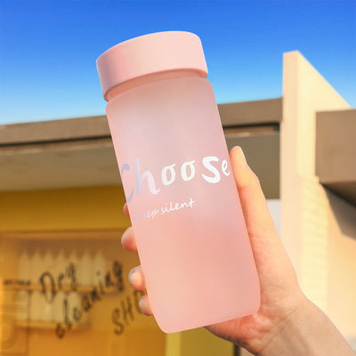 미니멀리즘 디자인 스타일 600Ml 휴대용 플라스틱 컵 사용자 지정 로고 야외용 용품