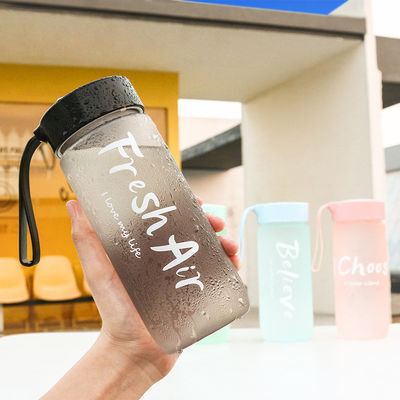 미니멀리즘 디자인 스타일 600Ml 휴대용 플라스틱 컵 사용자 지정 로고 야외용 용품