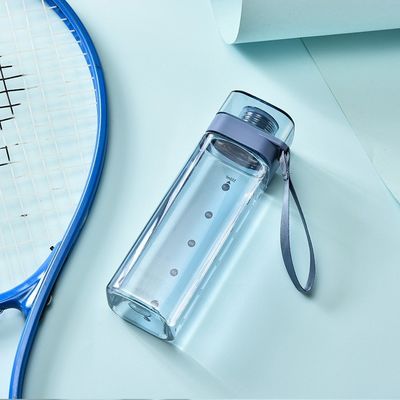 유출 방지 플립 뚜?? 과 손잡이 로프와 함께 다채로운 플라스틱 사각형 입 물병
