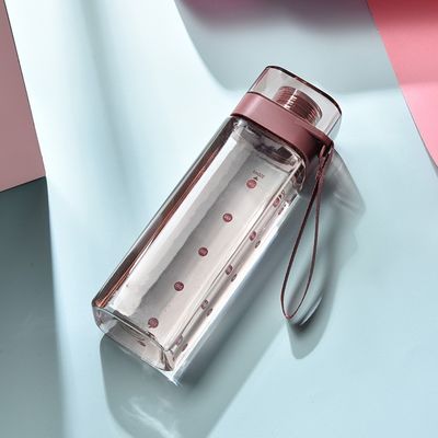 유출 방지 플립 뚜?? 과 손잡이 로프와 함께 다채로운 플라스틱 사각형 입 물병