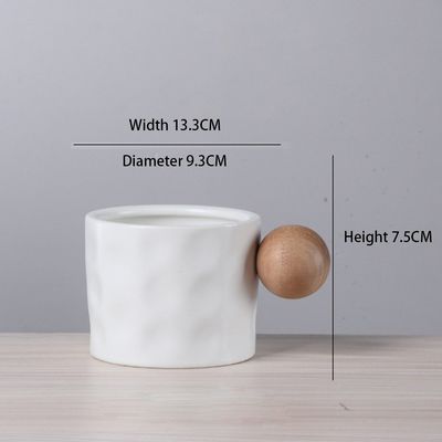 사용자 지정 로고 크리에이티브 블루 세라믹 머그와 나무 손잡이 샘플 제공