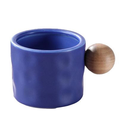 HANDGRIP 액세서리 330 ML 나무 손잡이가 있는 세라믹 커피 머그 크리에이티브 선물 컵