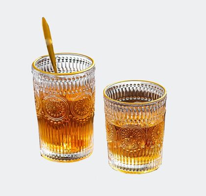 선플라워 디자인과 클래식한 스타일의 골드 림드 유리 잔