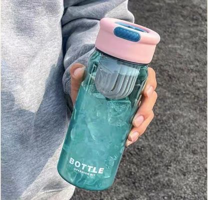 현대적인 디자인 650ml PP 플라스틱 물병 사용자 지정 로고와 차 분리기