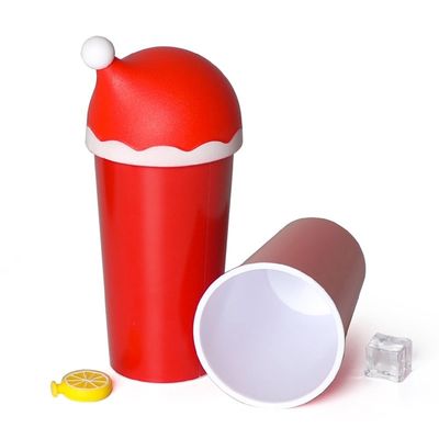크리스마스 선물 20oz 재사용 가능한 플라스틱 어린이 산타 모자 컵 뚜?? 과 빨대