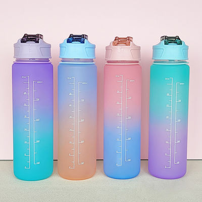 900Ml Bpa 무료 그라디언트 컬러 야외 스포츠 물병으로 이동 중에도 수분을 유지하십시오.