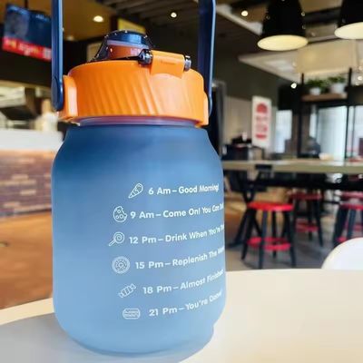 미니멀리즘 디자인 스타일 1100ml 1300ml PC 플라스틱 음료병 사용자 지정 로고
