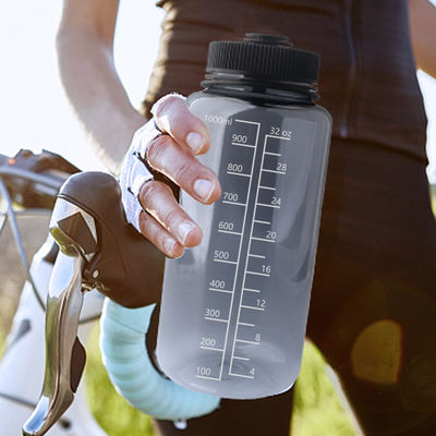1000ml Bpa 무료 플라스틱 투명한 액체 물병 야외 스포츠용 스케일