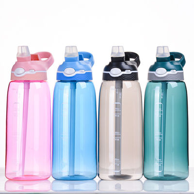 이 1 리터 BPA 없는 물병으로 수분을 유지하십시오. 트리탄 플라스틱과 빨대가 포함되어 있습니다.