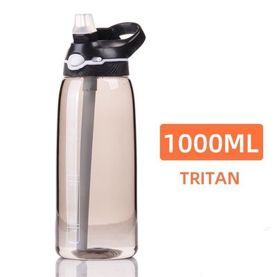이 1 리터 BPA 없는 물병으로 수분을 유지하십시오. 트리탄 플라스틱과 빨대가 포함되어 있습니다.