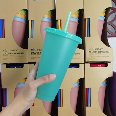 미니멀리즘 디자인 스타일 24oz BPA 없는 플라스틱 색을 바꾸는 컵 뚜?? 과 빨대