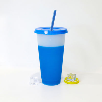 미니멀리즘 디자인 스타일 24oz BPA 없는 플라스틱 색을 바꾸는 컵 뚜?? 과 빨대
