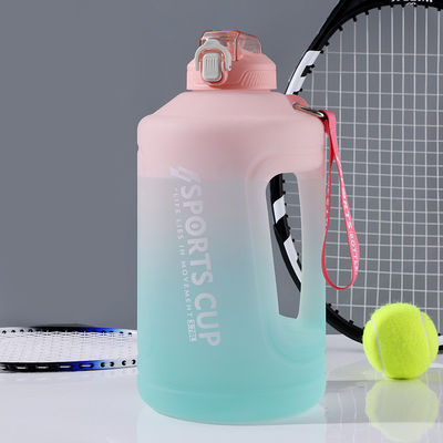 내구성 큰 용량 2300 ML 3800 ML 스크러브 경사 디자인과 스포츠 물병